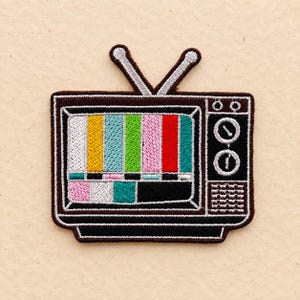 Aufnäher mit Retro-TV-Motiv zum Aufbügeln – Vintage-Fernseher-Farbbalken-Design für Jacken, Rucksäcke und Jeans