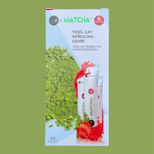 Könnte beinhalten: Eine rechteckige Produktverpackung mit weißem Hintergrund und grüner Matcha-Pulver-Grafik auf der linken Seite. Der Text lautet MATCHA, YEŞİL ÇAY SPİRULİNA CEHRİ und 20 PIECES. Ein weißer Beutel ist mit einer roten Erdbeer-Spritzer-Grafik abgebildet.