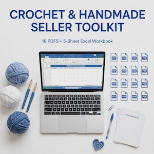 Peut inclure: Un kit d'outils pour vendeurs de crochet et d'artisanat avec un ordinateur portable affichant un suivi de produits, deux crochets, trois pelotes de laine, seize icônes PDF, un stylo bleu et un classeur intitulé 5-Sheet Workbook.