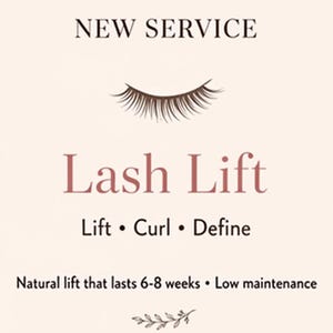 Könnte beinhalten: Ein beigefarbenes Hinweisschild mit einer braunen Grafik von Wimpern. Der Text lautet: NEW SERVICE, Lash Lift, Lift • Curl • Define und Natural lift that lasts 6-8 weeks • Low maintenance. Unten befindet sich ein kleines Blatt-Symbol.