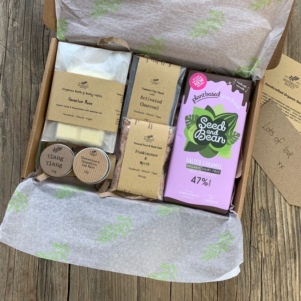 Pamper Gift Set - Vegan Friendly - Bath Salts / Bath Melts / Face Scrub / Lip Balm / Clay Mask / Chocolate