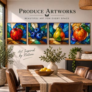 Op de afbeelding: Vier ingelijste vierkante kunstprints met illustraties in glas-in-loodstijl van een rode appel, blauwe bosbessen, een gele en groene peer en een sinaasappel. De tekst luidt PRODUCE ARTWORKS BEAUTIFUL ART FOR EVERY SPACE en Art Inspired by Nature.