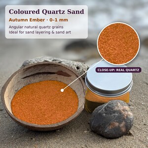 K&ouml;nnte beinhalten: Gef&auml;rbter Quarzsand Autumn Ember, 0-1 mm. Eckige nat&uuml;rliche Quarzk&ouml;rner in einer Kokosnussschale und einem durchsichtigen Glas mit silbernem Deckel. Text: Coloured Quartz Sand, Autumn Ember, 0-1 mm, Angular natural quartz grains, Close-up: Real Quartz.