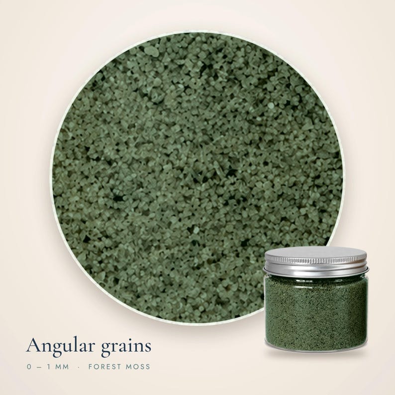 Close-up of Forest Moss craft sand showing angular green grains 0 to 1 mm, with a small closed jar in the corner