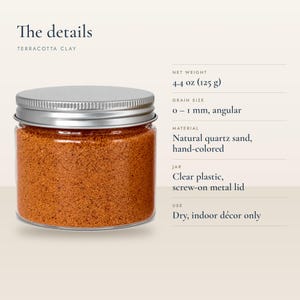 Product details infographic for Terracotta Clay colored quartz sand showing 4.4 oz net
weight, 0-1 mm angular grains, and dry indoor decor use.