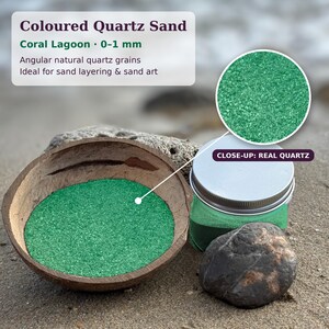 Puede incluir: Arena de cuarzo coloreada Coral Lagoon, 0-1 mm. Un cuenco de c&aacute;scara de coco lleno de granos de cuarzo natural angulares de color verde vibrante, junto a un tarro transparente con tapa plateada que contiene la misma arena y una piedra gris.