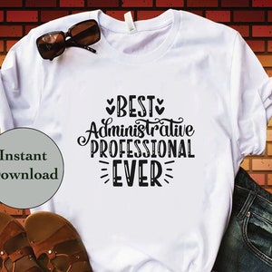 Könnte beinhalten: Weißes T-Shirt mit schwarzem Text, der "Best Administrative Professional Ever" lautet, mit Herzen und Strichen um den Text. Das T-Shirt befindet sich auf einem Ziegelhintergrund.