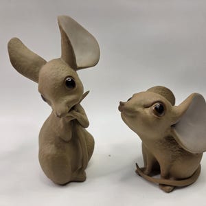 Figuritas de cerámica vintage de ratones orejudos de Anthony Freeman McFarlin – Par, n.° 426 y n.° 427