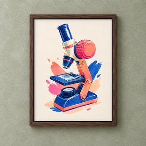 Pode incluir: Uma ilustração emoldurada de um microscópio com corpo azul, um botão de ajuste vermelho grande e uma platina com clipes metálicos. A obra está sobre um fundo creme com salpicos de aguarela abstratos em tons de rosa, laranja e azul.