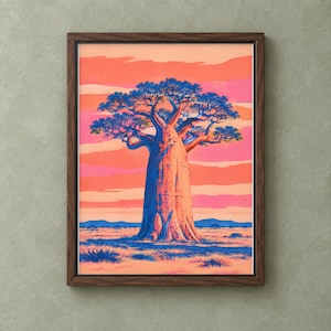 Op de afbeelding: Een ingelijste kunstdruk met een grote baobabboom in het midden van een landschap. De boom heeft een dikke, getextureerde stam in blauwe en oranje tinten. De achtergrond toont een levendige zonsonderganglucht met horizontale roze en oranje wolken.