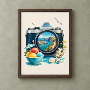 Może przedstawiać: Oprawiony wydruk artystyczny przedstawiający ciemnoniebieski aparat vintage z widokiem na port morski w obiektywie. Pod aparatem znajduje się jasnoniebieska miseczka z trzema gałkami lodów, małym parasolkiem w paski, koralowcem i muszlami.