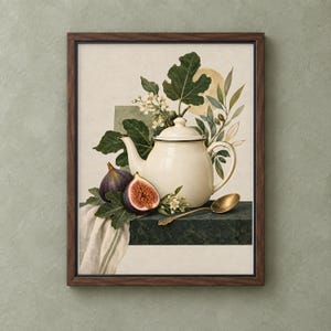 Può includere: Una stampa artistica incorniciata raffigurante una teiera color crema, un fico intero, un fico tagliato a metà e un cucchiaio dorato. La composizione include foglie di fico verdi, fiori bianchi e un panno bianco drappeggiato su sfondo neutro.