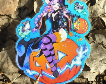 Può includere: Un ciondolo in acrilico fustellato raffigurante un personaggio in stile anime con capelli viola e neri, che indossa un abito nero e calze a righe viola, seduto su una grande zucca arancione circondata da piccoli dolci e fantasmi.