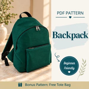 Op de afbeelding: Een donkergroene rugzak met zwarte banden en ritsen. De tekst aan de rechterkant luidt PDF PATTERN, Backpack en Beginner Friendly. Een onderste banner bevat de tekst Bonus Pattern: Free Tote Bag met een cadeau-icoon.