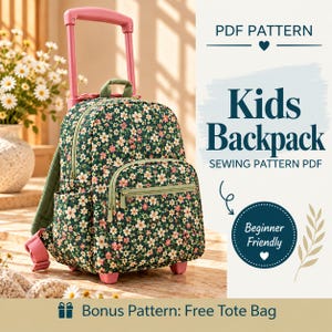 Op de afbeelding: Een rolrugzak met een donkergroene bloemenprint, roze handvat en roze wieltjes. De tekst luidt PDF PATTERN, Kids Backpack SEWING PATTERN PDF, Beginner Friendly en Bonus Pattern: Free Tote Bag. De tas heeft een voorvak met een ritssluiting.