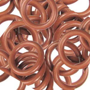 Könnte beinhalten: Ein Stapel brauner Gummidichtungsringe. Die Ringe sind übereinander gestapelt und alle gleich groß.