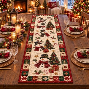Peut inclure: Un chemin de table matelassé rectangulaire avec un panneau central crème orné de motifs répétitifs de bonhommes de neige portant des chapeaux hauts-de-forme noirs et des écharpes à carreaux, de sapins, de cadeaux et de sucres d'orge.