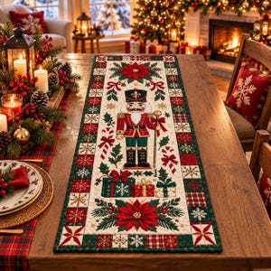 Könnte beinhalten: Ein rechteckiger, gesteppter Tischläufer mit einer zentralen Nussknacker-Figur in rot-grüner Uniform, umgeben von Weihnachtssternen, Zuckerstangen und Geschenken. Der Rand besteht aus einem Patchwork-Muster aus roten, grünen und weißen Quadraten.