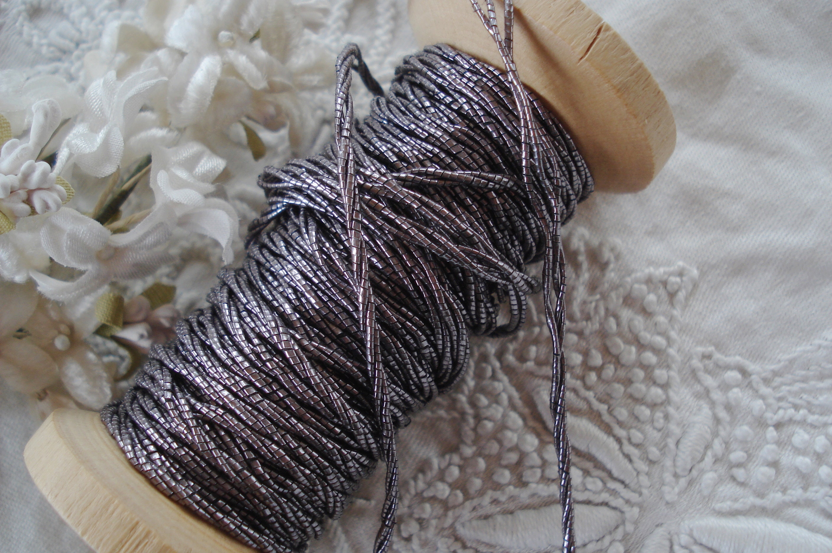 1Y Antique Français Violette violet 3 plis Beadette perle comme les boulangers garniture cordon rond métallique métallique fil ruban ficelle travail ruban Vintage 1Y Antique Français Violette violet 3 plis Beadette Beadette plis perle comme les boulangers garniture cordon rond métallique métallique fil ruban ficelle travail ruban Vintage 13e154