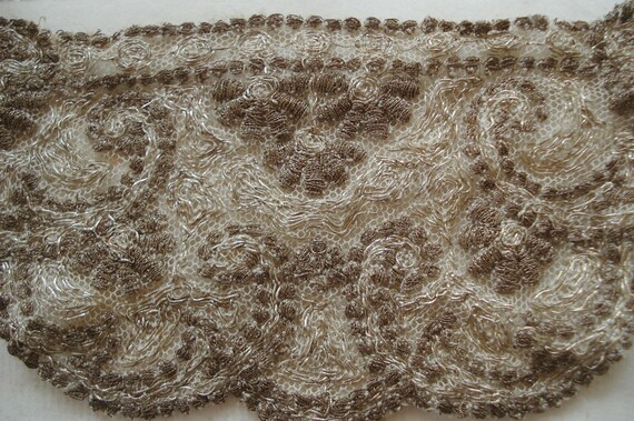 Antique Français en argent métallique métal fil Floral chapellerie Applique Crinoline Net fleur chapellerie Floral Textile garniture victorienne clapet robe de c1920 en dentelle d57835 Antique Français en argent métallique métal fil Floral chapellerie Applique Crinoline Net fleur chapellerie Floral Textile garniture victorienne clapet robe de c1920 en dentelle d57835