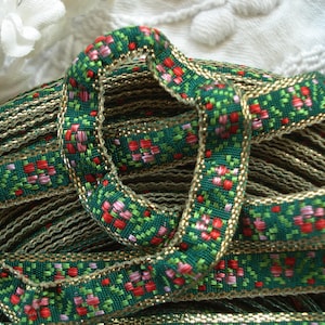 Petite poupée vintage de 3 ans, ombrée rose rouge-vert, fleurs florales tissées en métal doré métallisé ruché rosace rayonne jacquard brocart garniture ruban