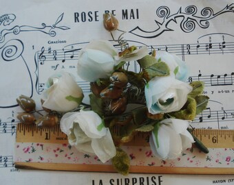 Grandes roses vintage bleu ivoire, boutons de roses laqués, tissu velours, bouquet mixte, vaporisateur de fleurs de chapelle, chapeau cloche, ruban de garniture