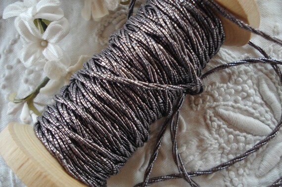 1Y Antique Français Violette violet 3 plis Beadette Beadette plis perle comme les boulangers garniture cordon rond métallique métallique fil ruban ficelle travail ruban Vintage 13e154 1Y Antique Français Violette violet 3 plis Beadette Beadette plis perle comme les boulangers garniture cordon rond métallique métallique fil ruban ficelle travail ruban Vintage 13e154