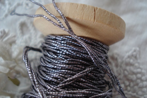 1Y Antique Français Violette violet 3 plis Beadette Beadette plis perle comme les boulangers garniture cordon rond métallique métallique fil ruban ficelle travail ruban Vintage 13e154 1Y Antique Français Violette violet 3 plis Beadette Beadette plis perle comme les boulangers garniture cordon rond métallique métallique fil ruban ficelle travail ruban Vintage 13e154