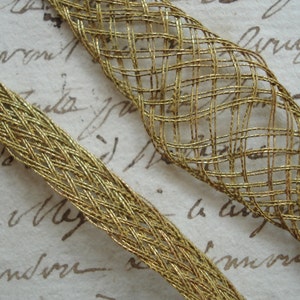 1 an, fil métallique français antique des années 1920 à tartiner, fronces métalliques, ruban en tricot de tricotine, base florale, bordure en dentelle, appliques, broderie vintage