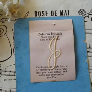Riforma vintage iniziale "J" ricamo in cotone monogramma in rilievo scrittura iniziale lettera fantasia modisteria applique foglio fazzoletto patch trim