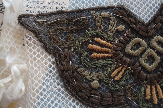 Ancien Français Art déco Floral métallisé or brun vert brodé de garniture de brodé ruban Textile Applique Vintage Edwardian clapet robe Ladies Hat d67760 Ancien Français Art déco Floral métallisé or brun vert brodé de garniture de brodé ruban Textile Applique Vintage Edwardian clapet robe Ladies Hat d67760