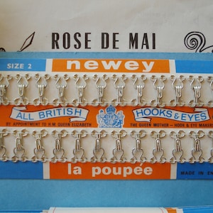 One Vintage Card Newey La Poupee England Full Card Hooks Eyes Size 2 Silver Snaps Fasteners Edwardian Collar Dress Deco Sewing Notions Trim