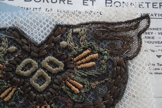 Ancien Français Art déco Floral métallisé or brun vert brodé de garniture de brodé ruban Textile Applique Vintage Edwardian clapet robe Ladies Hat d67760 Ancien Français Art déco Floral métallisé or brun vert brodé de garniture de brodé ruban Textile Applique Vintage Edwardian clapet robe Ladies Hat d67760