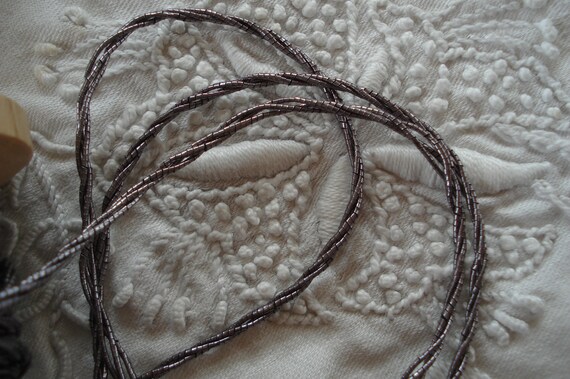 1Y Antique Français Violette violet 3 plis Beadette Beadette plis perle comme les boulangers garniture cordon rond métallique métallique fil ruban ficelle travail ruban Vintage 13e154 1Y Antique Français Violette violet 3 plis Beadette Beadette plis perle comme les boulangers garniture cordon rond métallique métallique fil ruban ficelle travail ruban Vintage 13e154