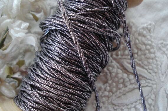1Y Antique Français Violette violet 3 plis Beadette Beadette plis perle comme les boulangers garniture cordon rond métallique métallique fil ruban ficelle travail ruban Vintage 13e154 1Y Antique Français Violette violet 3 plis Beadette Beadette plis perle comme les boulangers garniture cordon rond métallique métallique fil ruban ficelle travail ruban Vintage 13e154