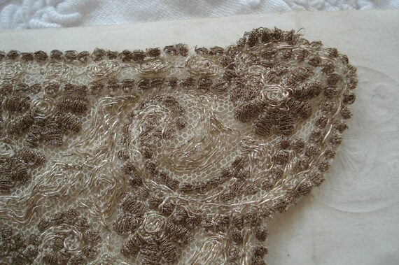 Antique Français en argent métallique métal fil Floral chapellerie Applique Crinoline Net fleur chapellerie Floral Textile garniture victorienne clapet robe de c1920 en dentelle d57835 Antique Français en argent métallique métal fil Floral chapellerie Applique Crinoline Net fleur chapellerie Floral Textile garniture victorienne clapet robe de c1920 en dentelle d57835
