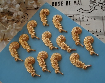 2 pieces Vintage Gold 3-D Detailed Quill Plume Ostrich Feather Resin Metal Stamping Finding Charm Altered Art Collage Miniature Dollhouse