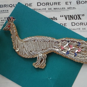 Antique Français fait main lingots d'argent sequin paon oiseau passementerie métal métallisé brodé chapellerie vintage ruban applique
