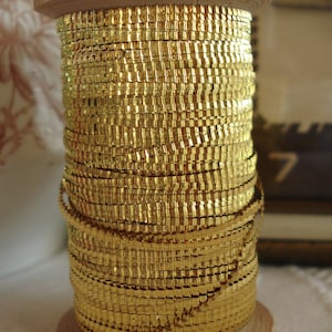 1 an antique Français 1/16&quot; or tout métal serti plat métallique broderie divan lingots fil à coudre vintage ruban appliques garniture poupée