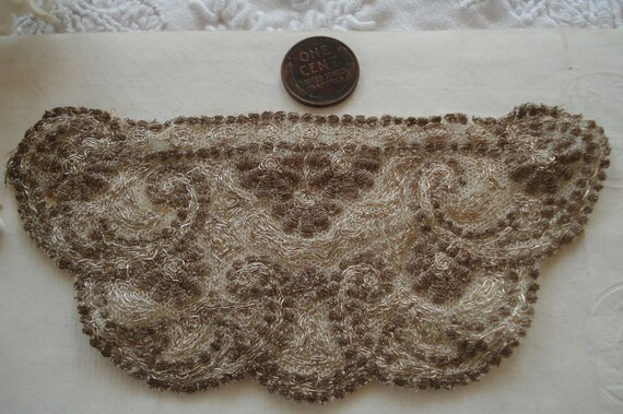 Antique Français en argent métallique métal fil Floral chapellerie Applique Crinoline Net fleur chapellerie Floral Textile garniture victorienne clapet robe de c1920 en dentelle d57835 Antique Français en argent métallique métal fil Floral chapellerie Applique Crinoline Net fleur chapellerie Floral Textile garniture victorienne clapet robe de c1920 en dentelle d57835