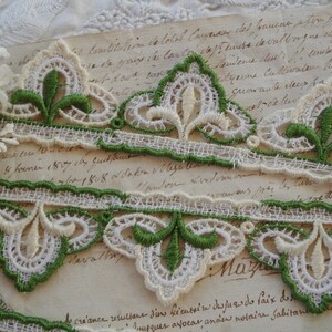 1y Vintage Fleur de Lis Green Cream White Schiffli Venise Floral Flower Applique Lace Embroidered Trim French Crazy Quilt Ribbon Sewing