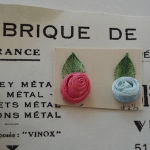 2 vintage francés hecho a mano coral rosa azul claro seda rosa bud cinta trabajo flor apliques muñeca antigua vestido sombrero capó loco edredón recorte