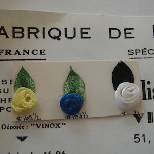 3 Vintage francés hecho a mano azul amarillo blanco seda rosa bud cinta trabajo flor apliques muñeca antigua vestido sombrero capó loco edredón recorte