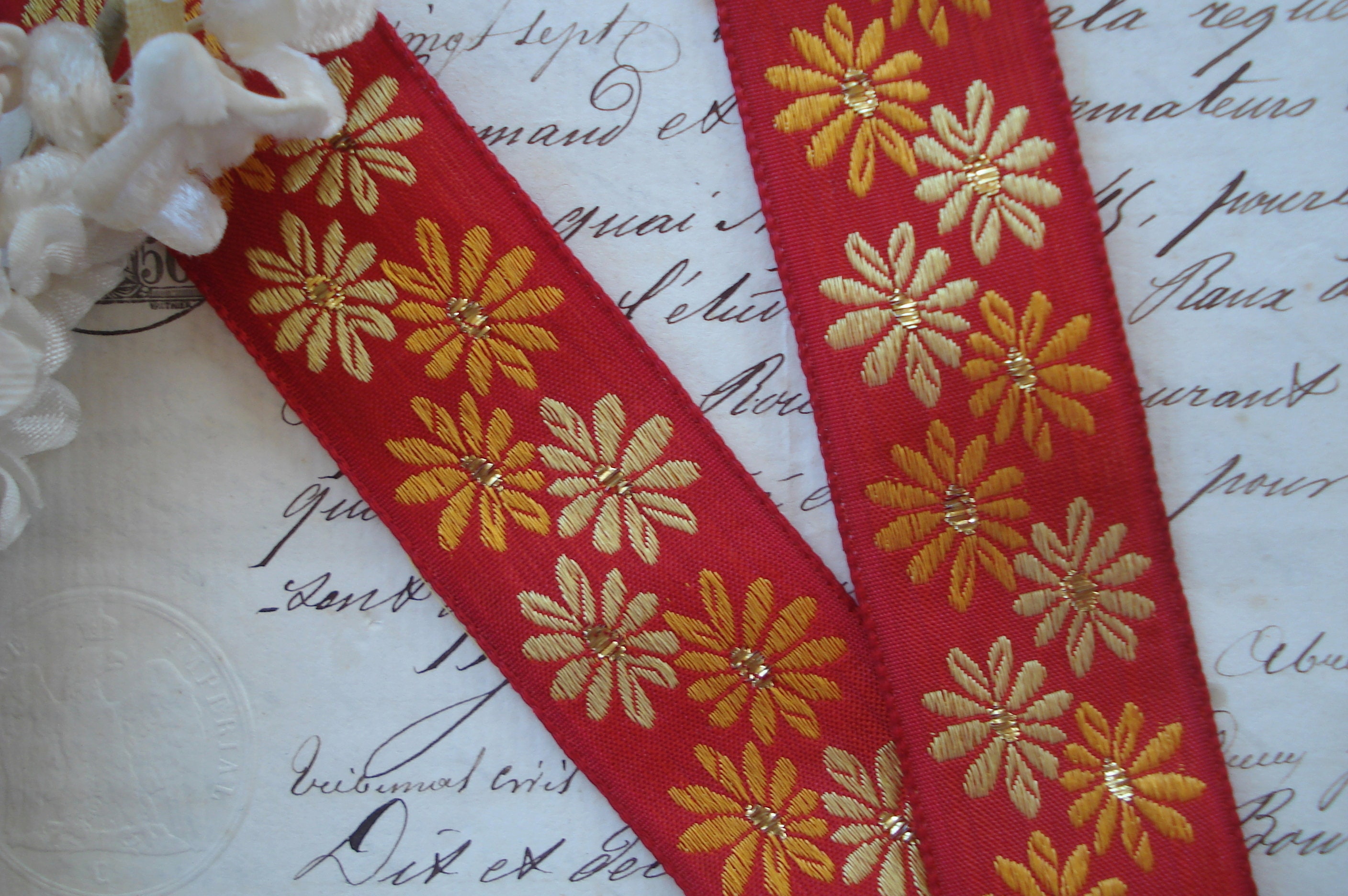 〈フランス製手仕事ビンテージ〉花の装飾ブレードリボン200cmお値下げ！ 1y ヴィンテージ フレンチ 1インチ デイジーフラワー 花柄 深紅 ライト