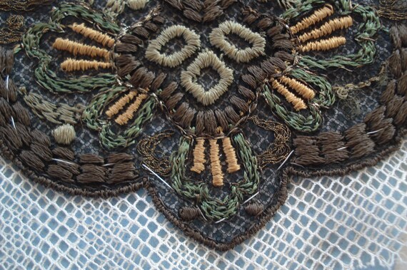 Ancien Français Art déco Floral métallisé or brun vert brodé de garniture de brodé ruban Textile Applique Vintage Edwardian clapet robe Ladies Hat d67760 Ancien Français Art déco Floral métallisé or brun vert brodé de garniture de brodé ruban Textile Applique Vintage Edwardian clapet robe Ladies Hat d67760