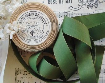 1y Vintage French 1 1/8" Olive Green Straight Edge Rayon Grosgrain Petersham Millinery Ribbon Trim Antique Hat Belting Cloche Fedora Band