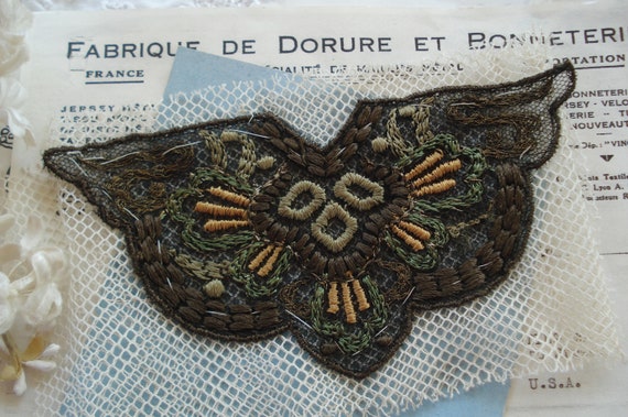 Ancien Français Art déco Floral métallisé or brun vert brodé de garniture de brodé ruban Textile Applique Vintage Edwardian clapet robe Ladies Hat d67760 Ancien Français Art déco Floral métallisé or brun vert brodé de garniture de brodé ruban Textile Applique Vintage Edwardian clapet robe Ladies Hat d67760