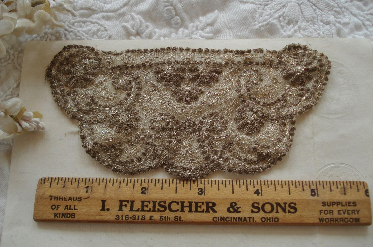 Antique Français en argent métallique métal fil Floral Applique Crinoline Net fleur chapellerie Textile garniture victorienne clapet robe de c1920 en dentelle Antique Français en argent métallique métal fil Floral chapellerie Applique Crinoline Net fleur chapellerie Floral Textile garniture victorienne clapet robe de c1920 en dentelle d57835