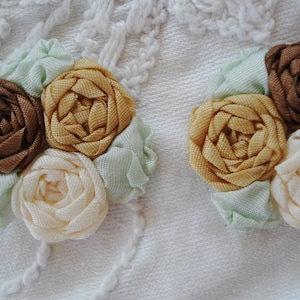 1 pieza hecha a mano de seda marrón dorado marfil rosas cinta de cinta flor aplique vestido de muñeca francesa vintage sombrero oso acolchado loco adorno artesanal