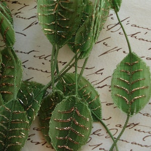 6 antieke Franse zeldzame bijgevoegde ombre varen groen modevak blad bladeren trim goud metallic aderen lintwerk bloemen corsage pop hoed Frankrijk